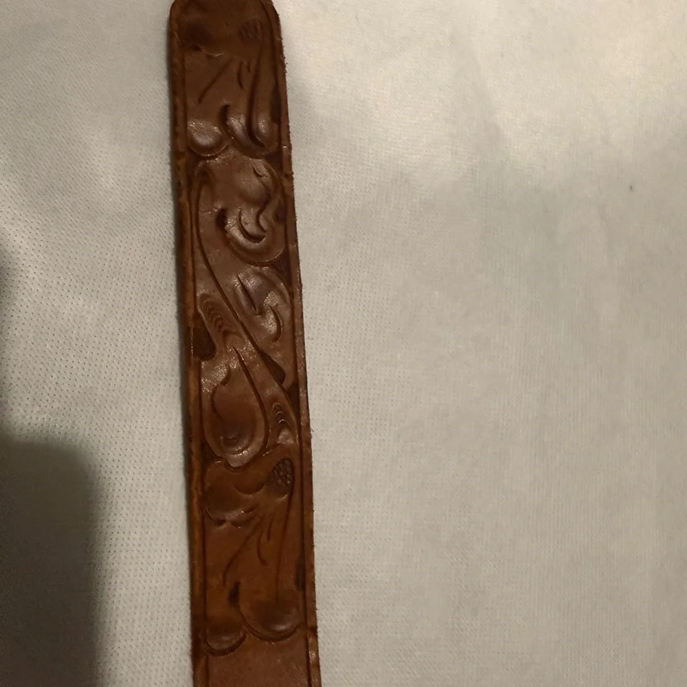 Vintage 100% tooled leather brown belt. Vintage western buckle with red gem - Picture 3 of 7